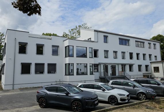 Ultima Power GmbH – saniertes Firmengebäude von 1938 im Technologiepark conneKT in Kitzingen